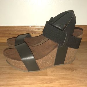 Mia platform wedges 7.5